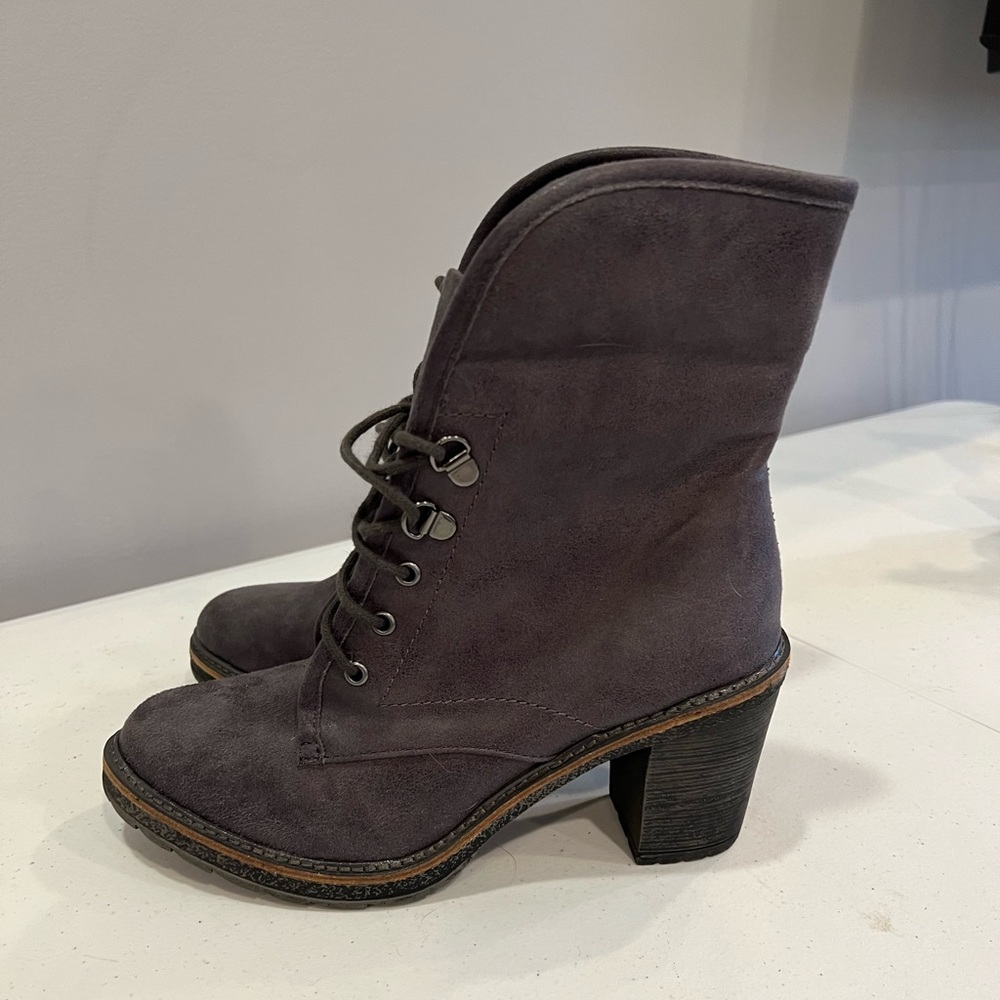 White Mountain lace up boot